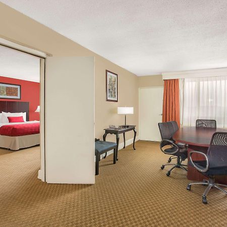 Ramada Plaza By Wyndham Fayetteville Fort Bragg Area Esterno foto
