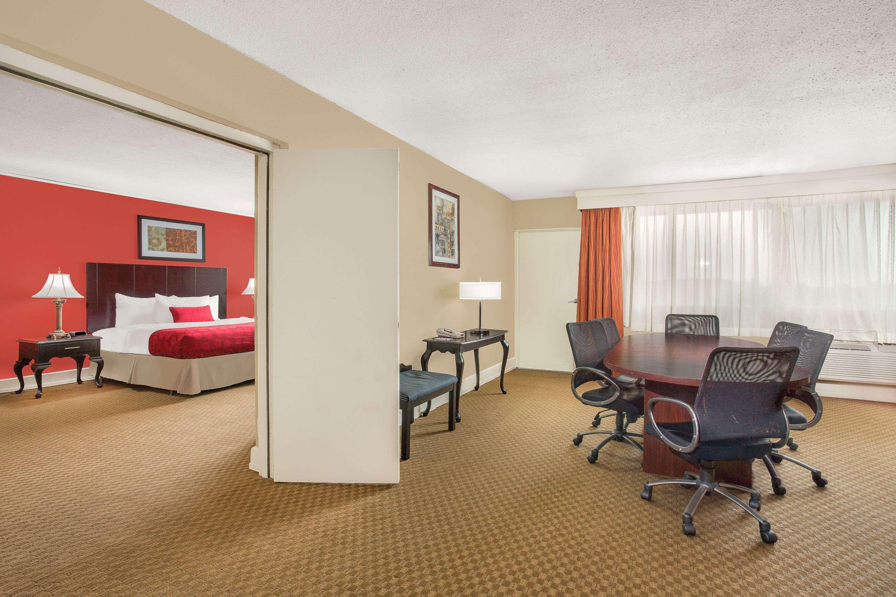 Ramada Plaza By Wyndham Fayetteville Fort Bragg Area Esterno foto