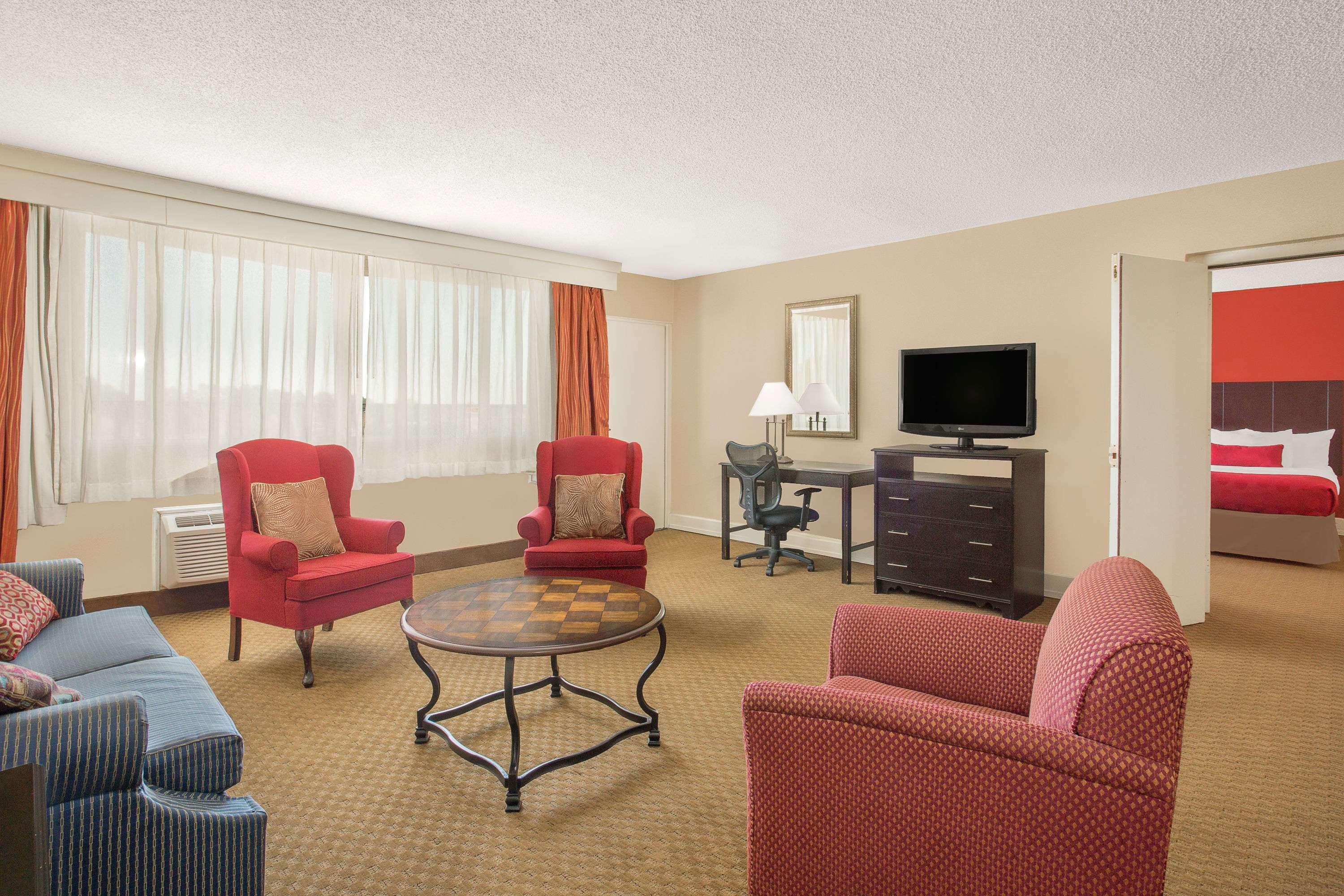 Ramada Plaza By Wyndham Fayetteville Fort Bragg Area Esterno foto