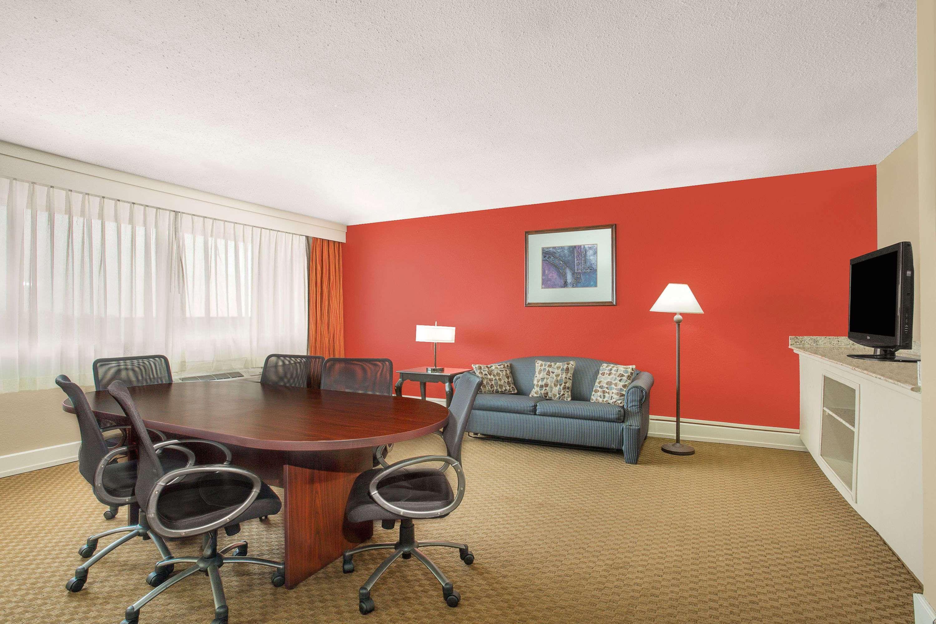 Ramada Plaza By Wyndham Fayetteville Fort Bragg Area Esterno foto