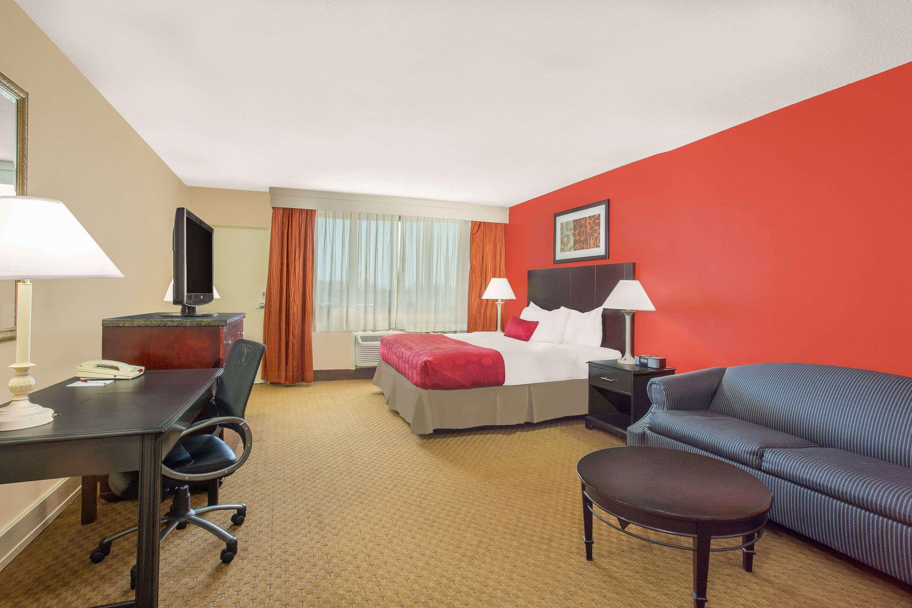 Ramada Plaza By Wyndham Fayetteville Fort Bragg Area Esterno foto