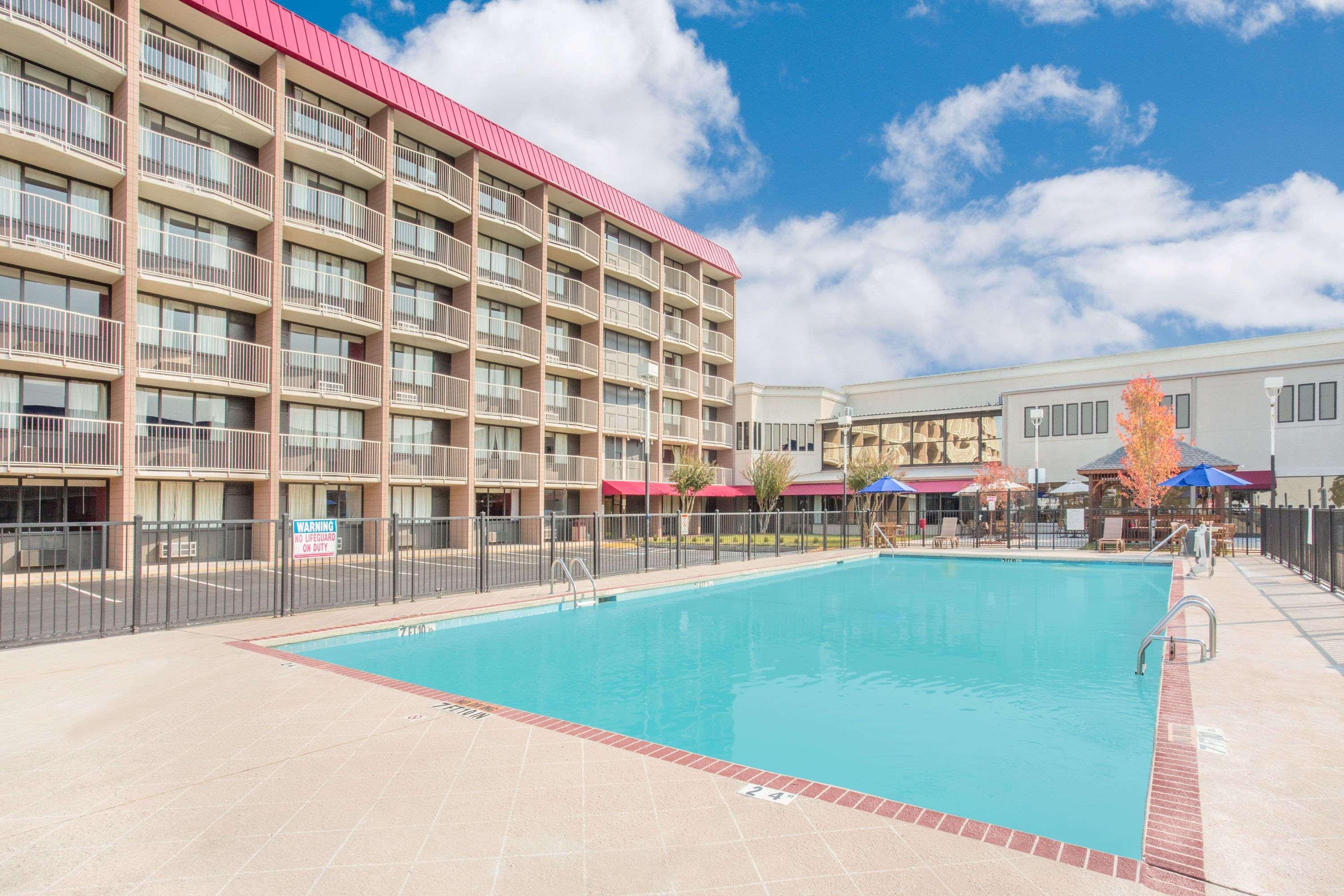 Ramada Plaza By Wyndham Fayetteville Fort Bragg Area Esterno foto
