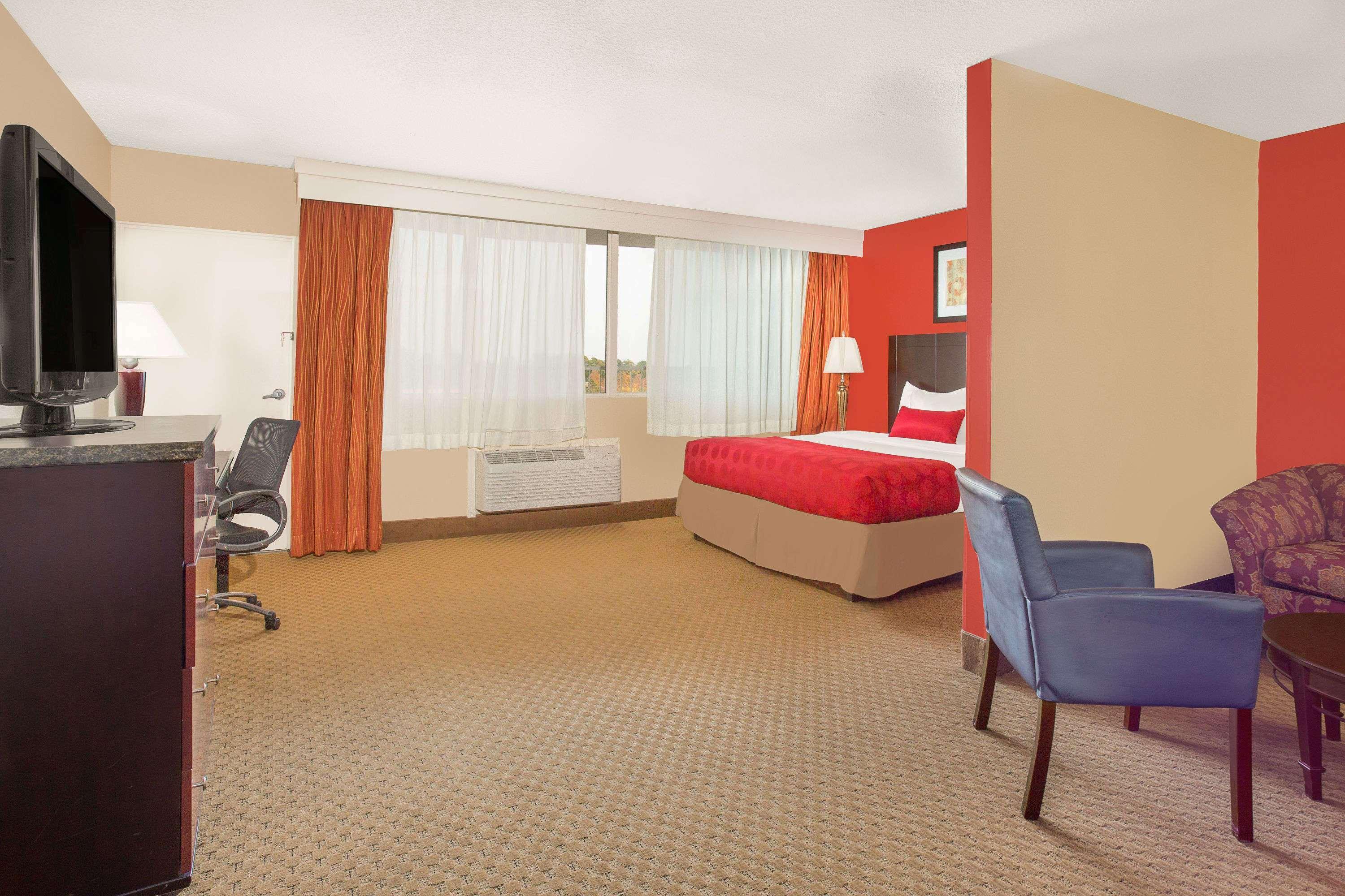 Ramada Plaza By Wyndham Fayetteville Fort Bragg Area Esterno foto
