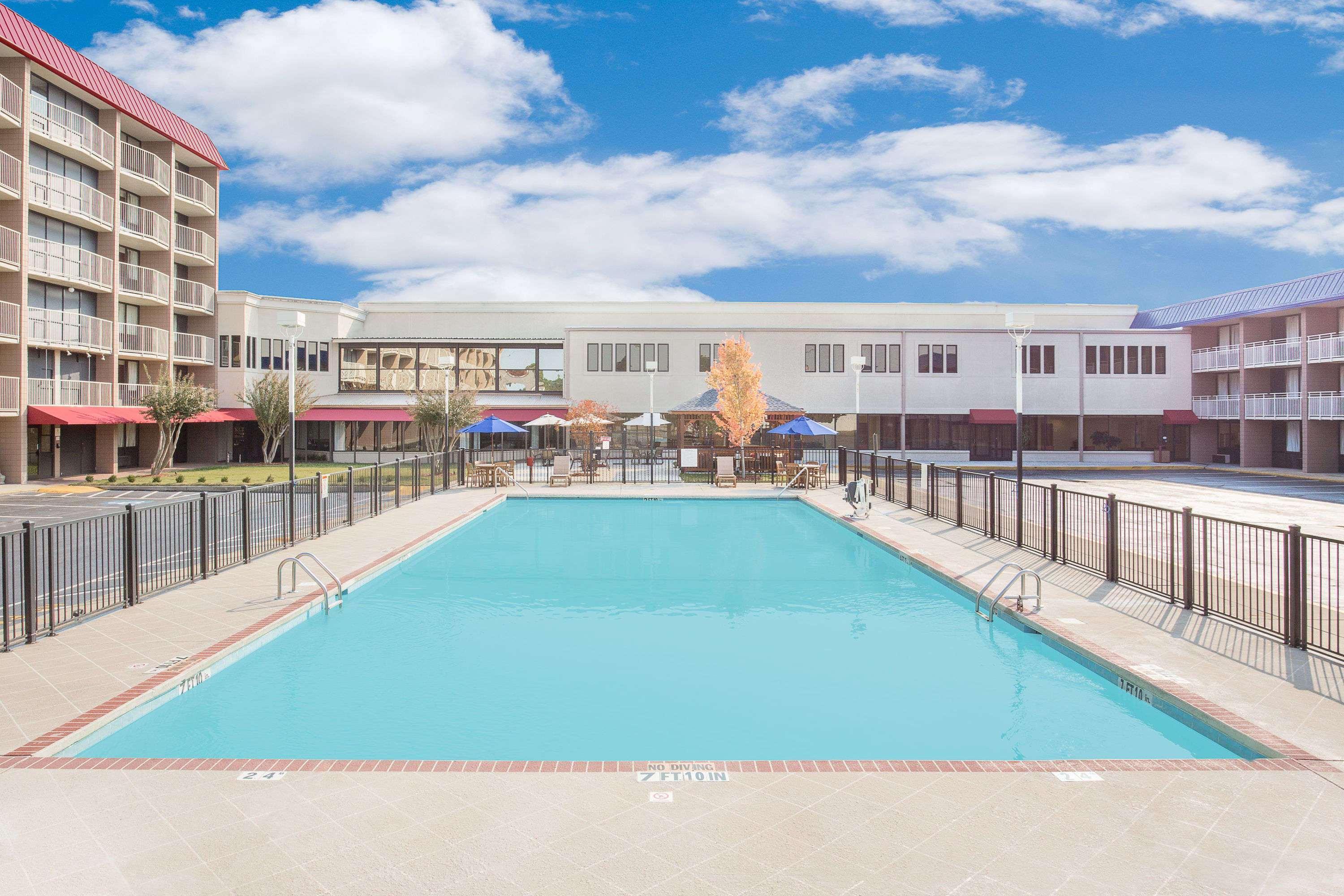 Ramada Plaza By Wyndham Fayetteville Fort Bragg Area Esterno foto