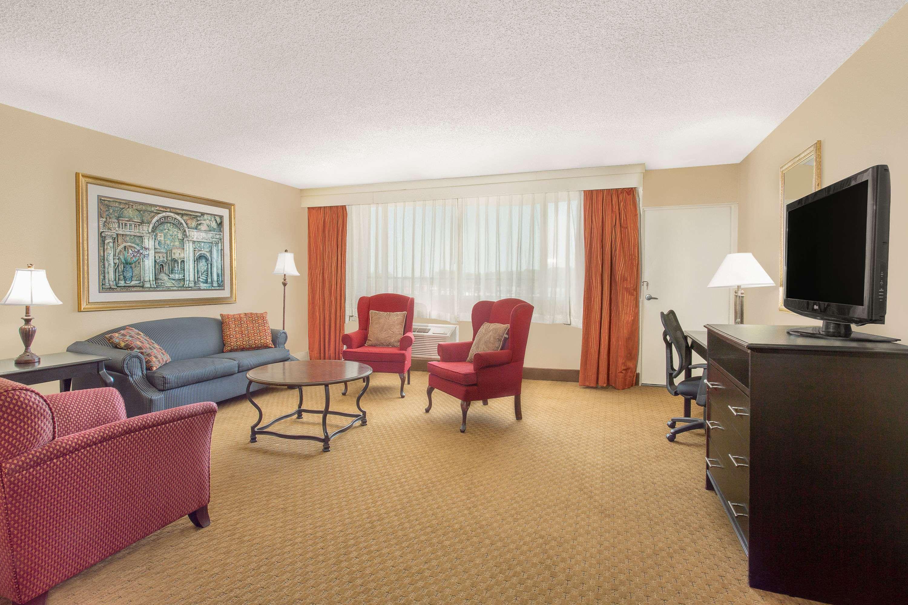 Ramada Plaza By Wyndham Fayetteville Fort Bragg Area Esterno foto