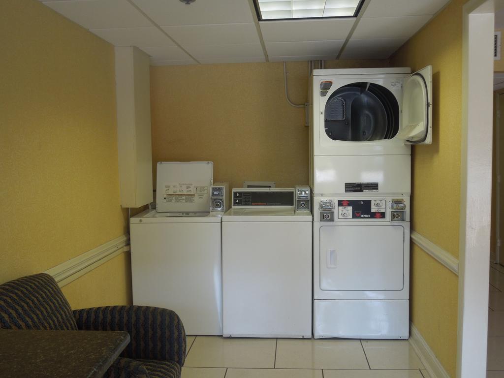 Ramada Plaza By Wyndham Fayetteville Fort Bragg Area Esterno foto
