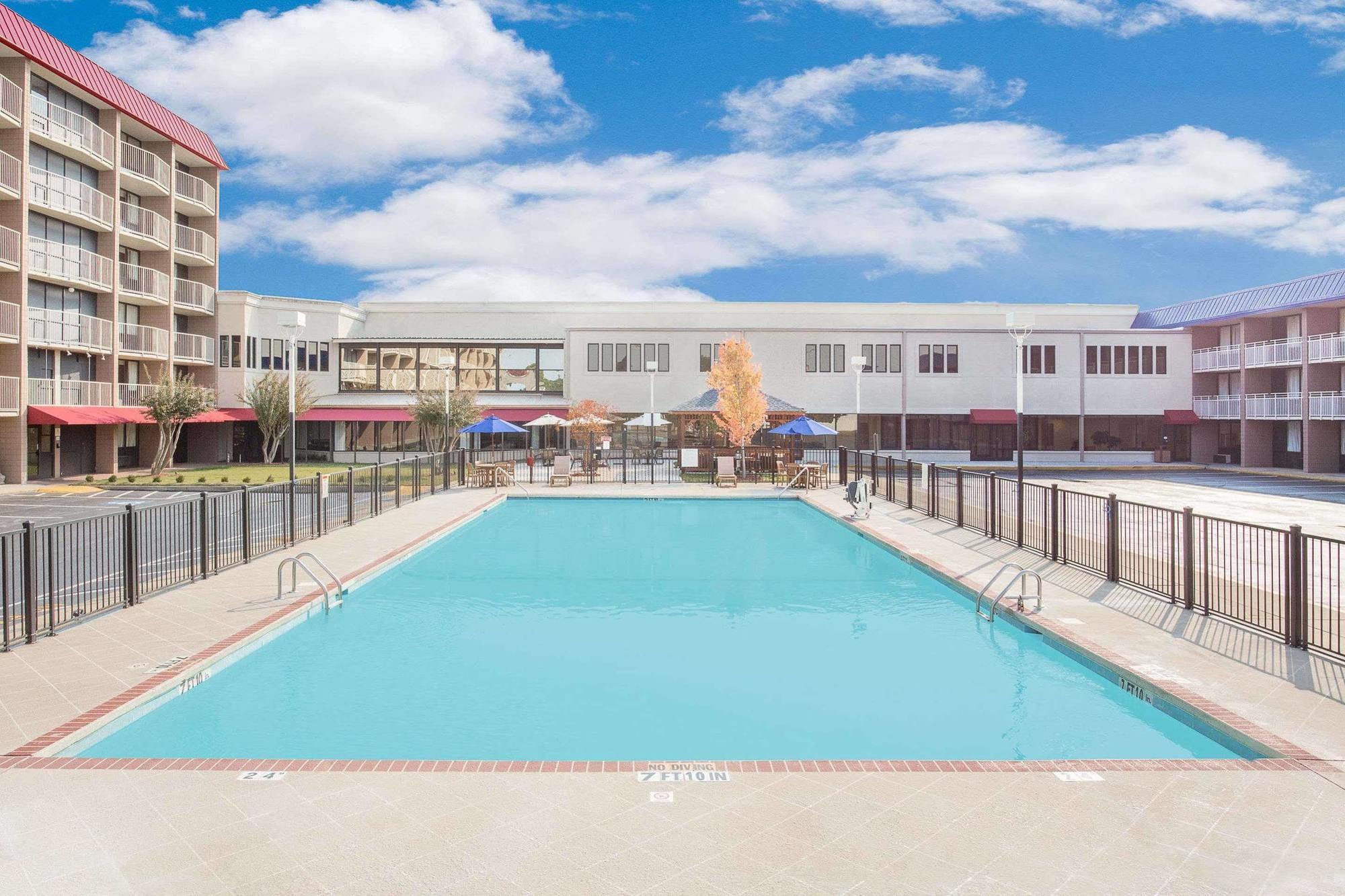 Ramada Plaza By Wyndham Fayetteville Fort Bragg Area Esterno foto